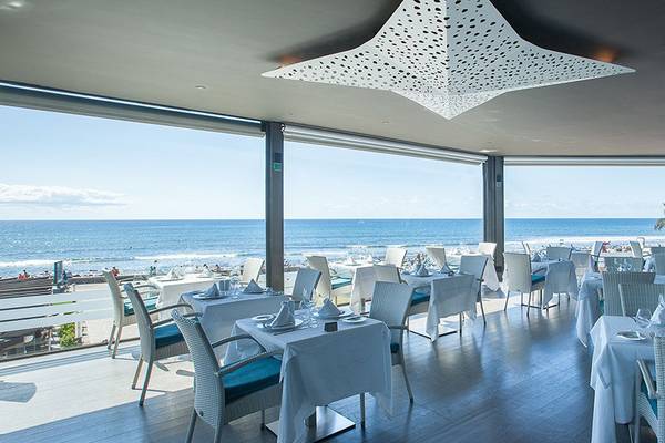 Innenansicht des Restaurants im Lopesan Costa Meloneras Resort & Spa mit Blick auf den Ozean