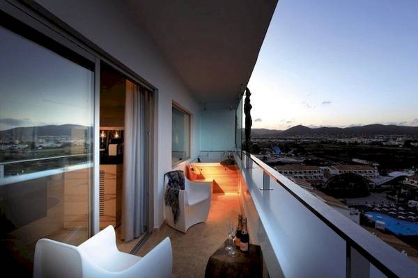 Blick vom Balkon des Ushuaia Ibiza Beach Hotel auf die Stadt und das Meer