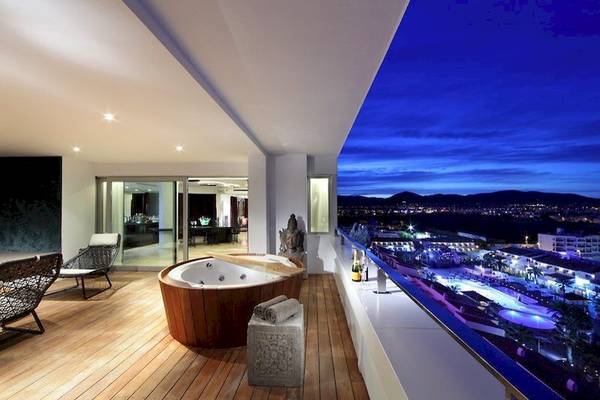 Hotelterrasse mit Jacuzzi und Aussicht auf die Stadt im Ushuaia Ibiza Beach Hotel