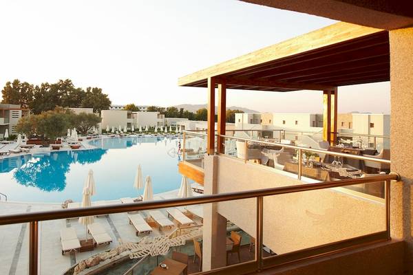 Aussicht auf den Poolbereich des Sentido Port Royal Villas & Spa Hotels mit vielen Liegestühlen und Sonnenschirmen.