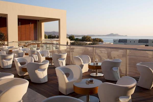 Terrasse im Sentido Port Royal Villas & Spa mit Blick auf den Ozean