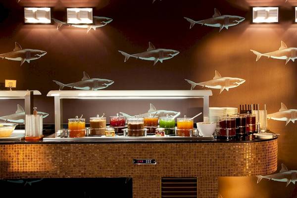 Buffet-Tisch im Sentido Port Royal Villas & Spa mit diversen Getränken und Dekoration.