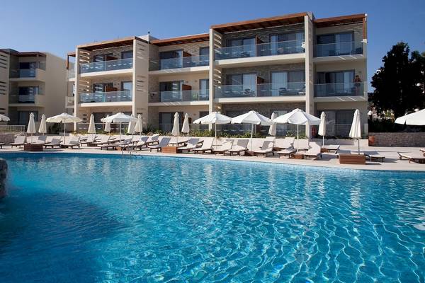 Poolbereich des Sentido Port Royal Villas & Spa Hotels mit Liegestühlen und Schirmen.