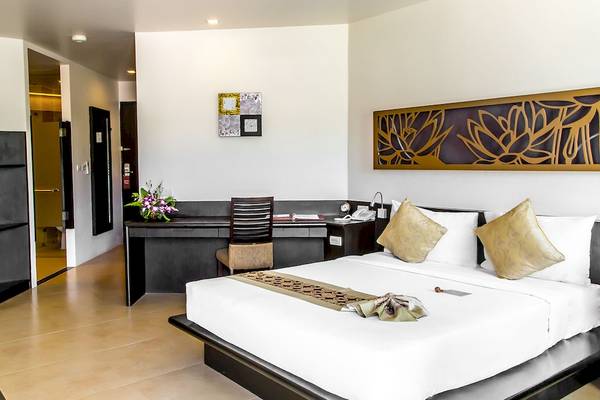 Hotelzimmer im Anyavee Tubkaek Beach Resort mit Bett, Schreibtisch und Dekor
