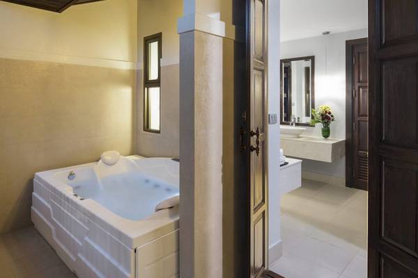 Badezimmer im Anyavee Tubkaek Beach Resort mit Badewanne und offenem Badezimmereingang.