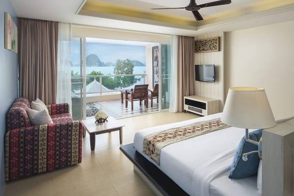Innenansicht der Suite im Anyavee Tubkaek Beach Resort mit Blick auf die Berge und das Meer.