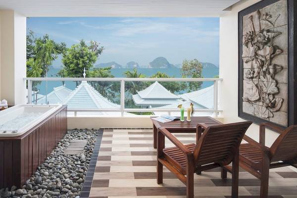 Balkon des Anyavee Tubkaek Beach Resort mit Whirlpool und Aussicht auf den Ozean und Berge.