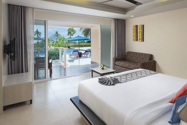 Hotelzimmer des Anyavee Tubkaek Beach Resort mit Aussicht auf den Pool.