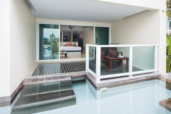 Eingang zur Pool Suite im Anyavee Tubkaek Beach Resort mit Außenbereich und begehbarer Dusche.