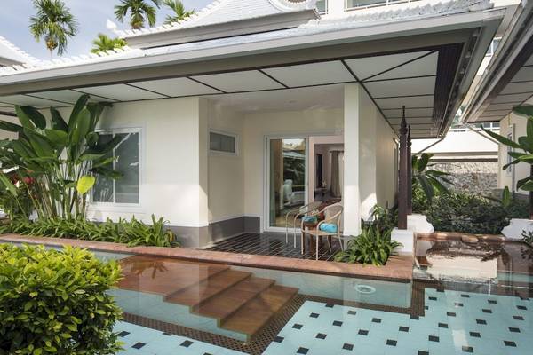 Außenbereich des Anyavee Tubkaek Beach Resort mit Pool und Terrasse.