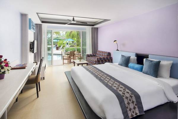 Innenansicht der Suite im Anyavee Tubkaek Beach Resort mit Blick auf den Pool.