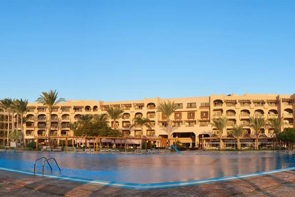 Außenansicht des Continental Hotel Hurghada mit Swimmingpool und Palmen