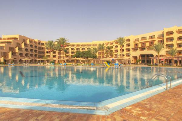 Außenpool des Continental Hotel Hurghada mit gelben Gebäuden und Palmen
