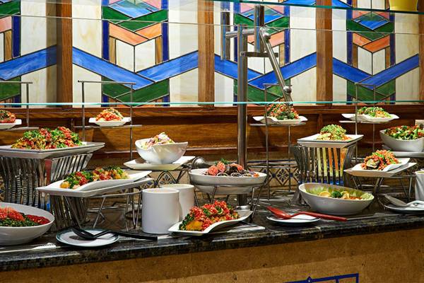 Buffet-Tisch im Continental Hotel Hurghada mit verschiedenen Gerichten auf weißen Tellern und Schalen.