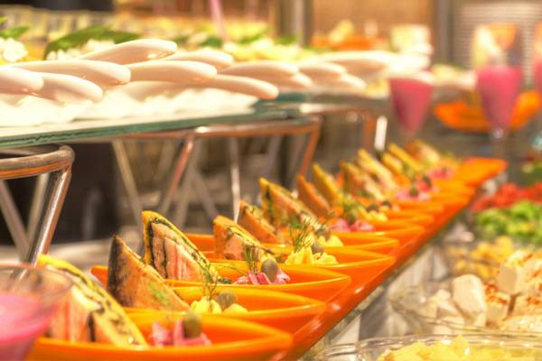 Buffet im Continental Hotel Hurghada mit verschiedenen Gerichten in orangefarbenen Schalen.