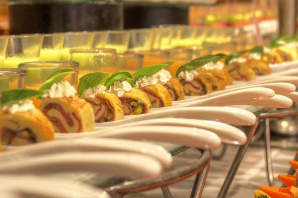 Buffet im Continental Hotel Hurghada mit vielen Gerichten auf einer langen Tafel.