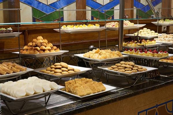 Buffet im Continental Hotel Hurghada mit verschiedenen süßen Gerichten auf mehreren Platten.