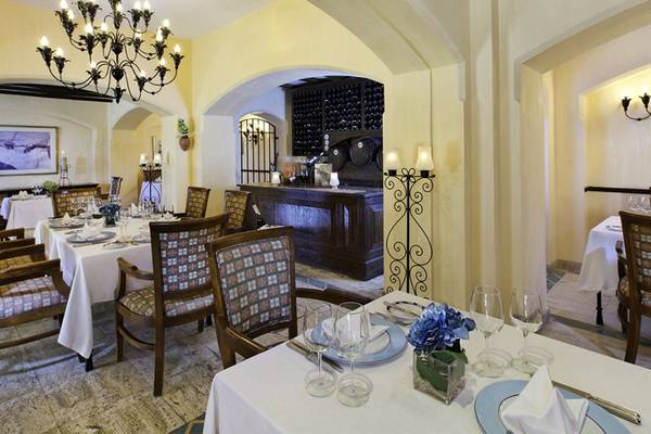 Innenansicht des Restaurants im Continental Hotel Hurghada mit Tisch, Stühlen und Dekor.