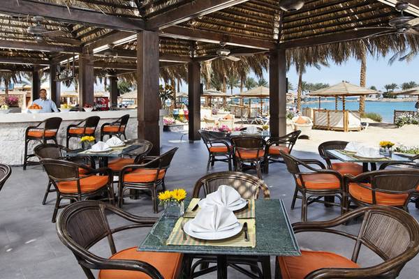 Innenbereich des Restaurants im Continental Hotel Hurghada mit Tischen und Stühlen, Blick auf das Meer.