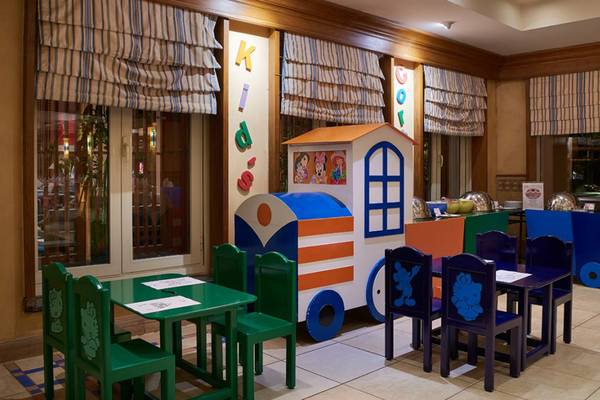 Kinder Spielbereich im Continental Hotel Hurghada mit bunten Möbeln und einem Zug.