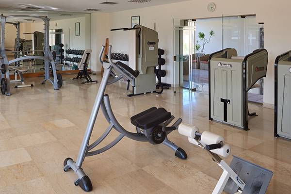 Fitnesscenter im Continental Hotel Hurghada mit verschiedenen Trainingsgeräten und Geräten.