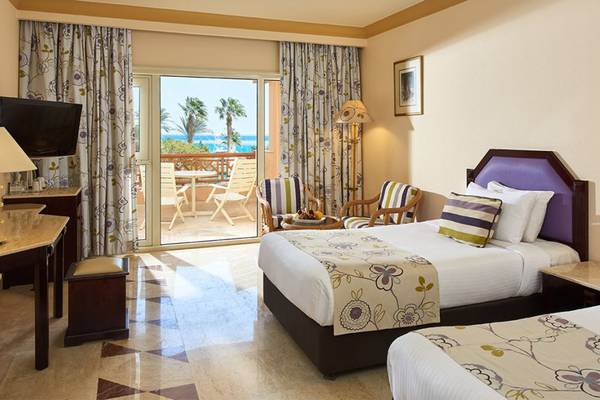 Doppelzimmer im Continental Hotel Hurghada mit Blick auf den Balkon und das Meer.