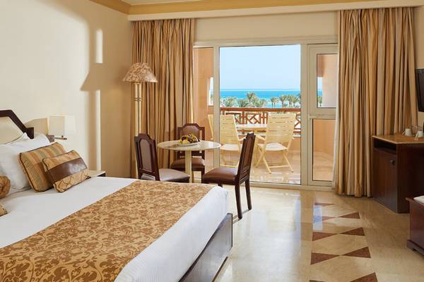 Zimmer im Continental Hotel Hurghada mit Blick auf den Ozean und Möbeln.