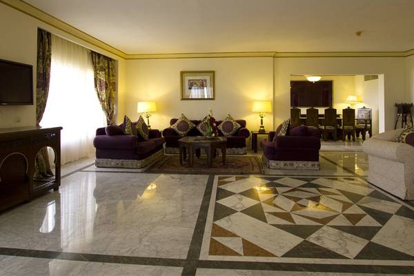 Wohnbereich im Continental Hotel Hurghada mit Marmorboden, Sofas und Tisch.