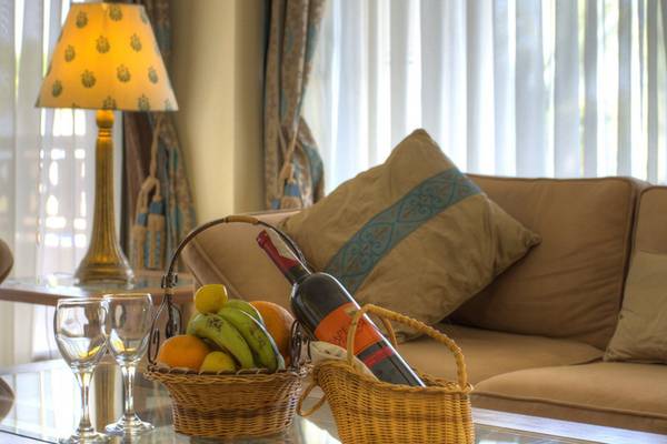 Wohnzimmer im Continental Hotel Hurghada mit Obstkorb und Weinflasche auf dem Tisch