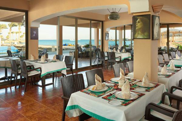 Innenansicht des Restaurants im Continental Hotel Hurghada mit Blick auf das Meer.