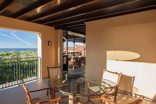 Ein Balkon mit Meerblick im Lopesan Costa Meloneras Resort & Spa, mit einem Tisch und Stühlen.