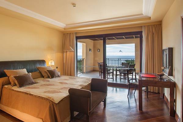 Schlafzimmer im Lopesan Costa Meloneras Resort & Spa mit Blick auf den Ozean