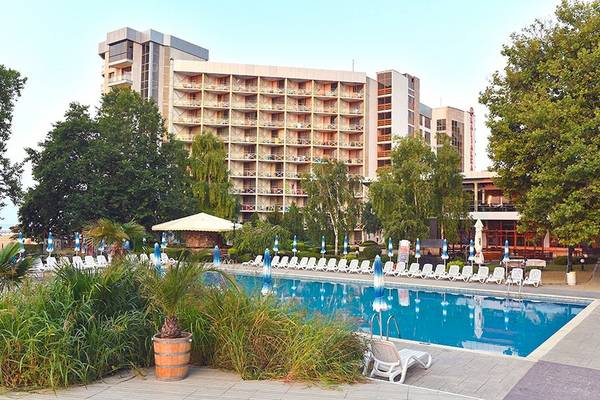 Außenbereich des Kaliakra Beach Hotels mit Swimmingpool, Sonnenliegen und Bäumen