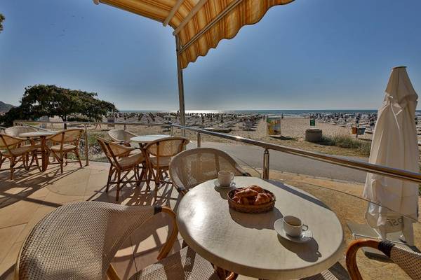 Terrasse des Kaliakra Beach Hotels mit Blick auf den Strand und das Meer