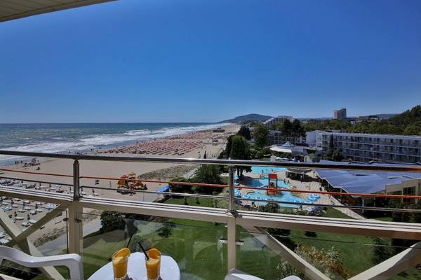 Aussicht vom Balkon des Kaliakra Beach Hotels auf einen Strand und einen Swimmingpool