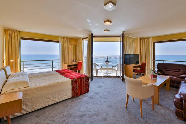Kaliakra Beach Hotel Zimmer mit Meerblick, Bett, Schreibtisch, Fernseher und Balkon.