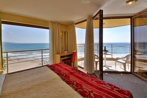 Zimmer im Kaliakra Beach Hotel mit Blick auf das Meer und den Balkon.