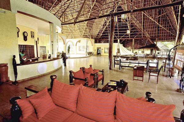 Empfangsbereich des VOI Kiwengwa Resorts mit einem großen, offenen Raum und traditionellen Möbeln.