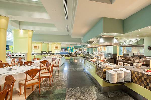 Buffet-Restaurant im Lopesan Costa Meloneras Resort & Spa mit vielen Speisen und gedeckten Tischen