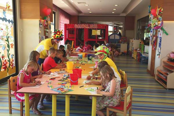 Kinder in Calimera Hane Garden Hotel beim Basteln mit Stiften und Papieren.