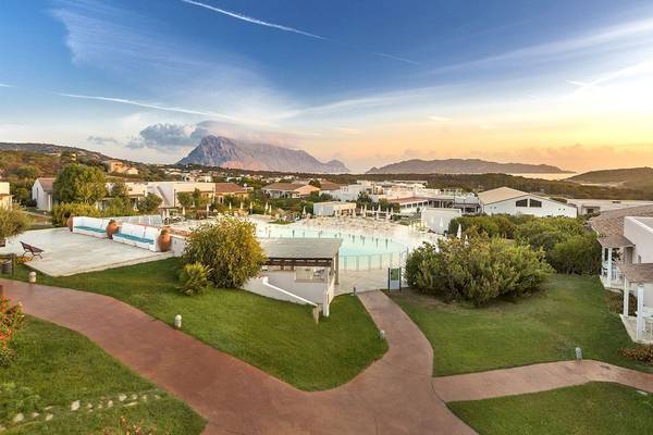 Aussenansicht des Grande Baia Resort & Spa mit Swimmingpool und umliegender Landschaft