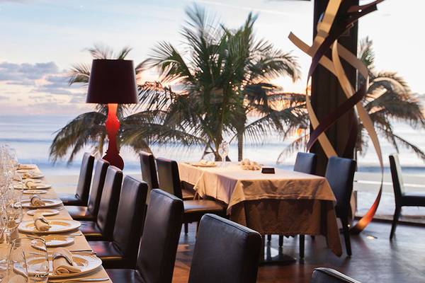 Innenansicht des Restaurants im Lopesan Costa Meloneras Resort & Spa mit Blick auf den Ozean.