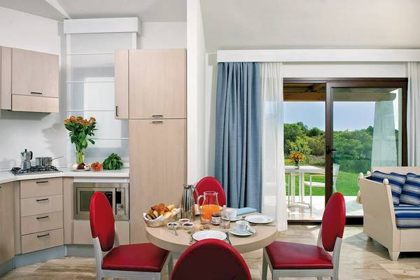 Frühstückstisch in einer Suite mit Zugang zur Terrasse im Grande Baia Resort & Spa