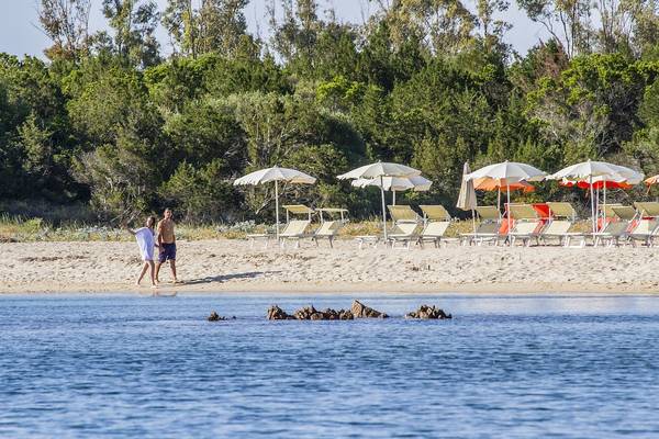 Strand mit Sonnenliegen und Umbrellas im Grande Baia Resort & Spa