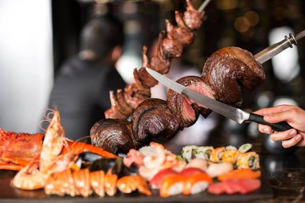 Gegrilltes Fleisch und Meeresfrüchte Platte im Hotel Millennium Plaza Downtown