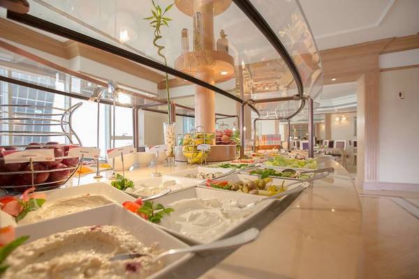 Buffettisch im Millennium Plaza Downtown mit verschiedenen Salaten und Dips.