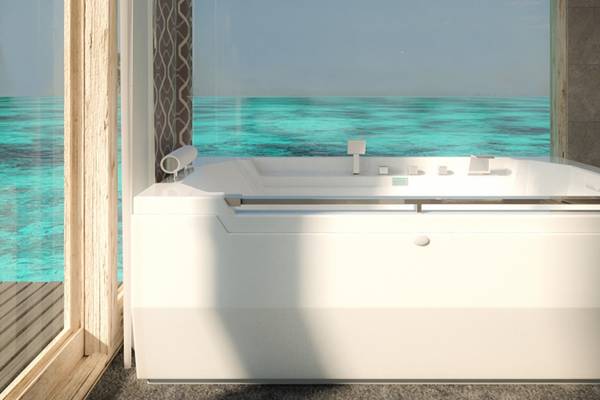 Badezimmer mit Meerblick im You & Me Maldives Hotel, mit Badewanne und großem Fenster.