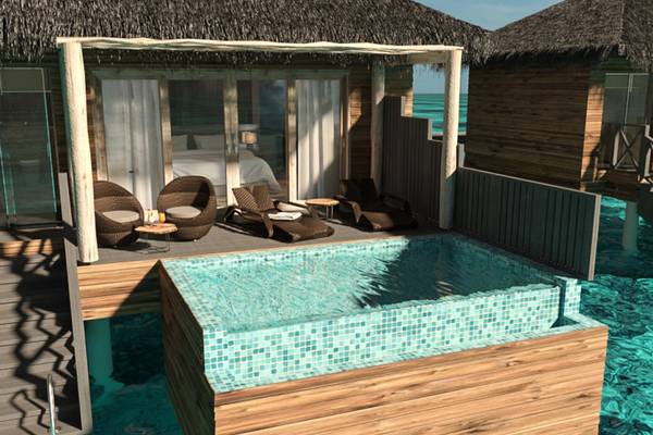 3D-Rendering eines Wasserbungalows von You & Me Maldives mit Außenpool und Sonnenliegen.
