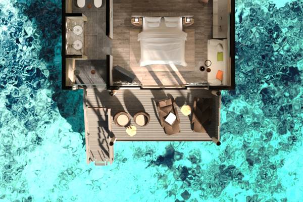 Luftaufnahme der You & Me Maldives Suite mit einem Doppelbett und Badezimmer.