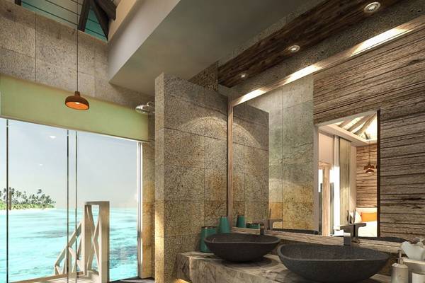 Badezimmer mit Meerblick im You & Me Maldives Hotel, mit zwei Waschbecken und einer gro ßen Glastür.
